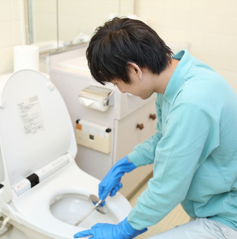 トイレ掃除を行うスタッフ