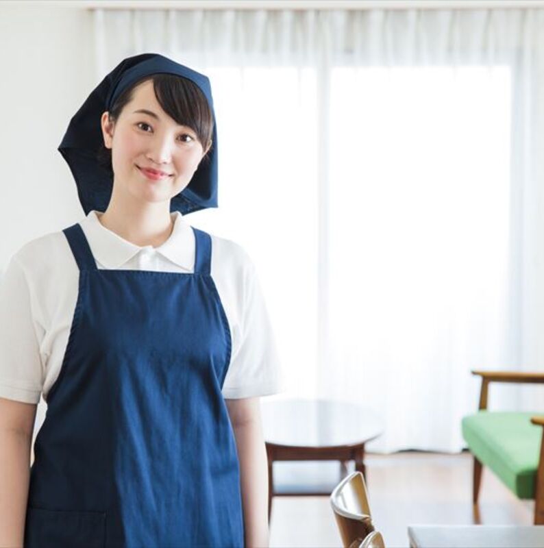 女性のハウスクリーニングスタッフ