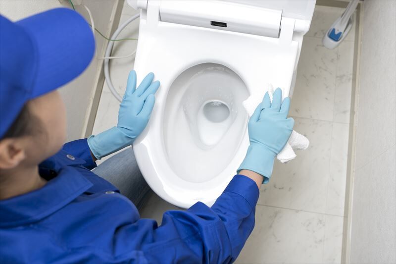 トイレ掃除をする女性スタッフ